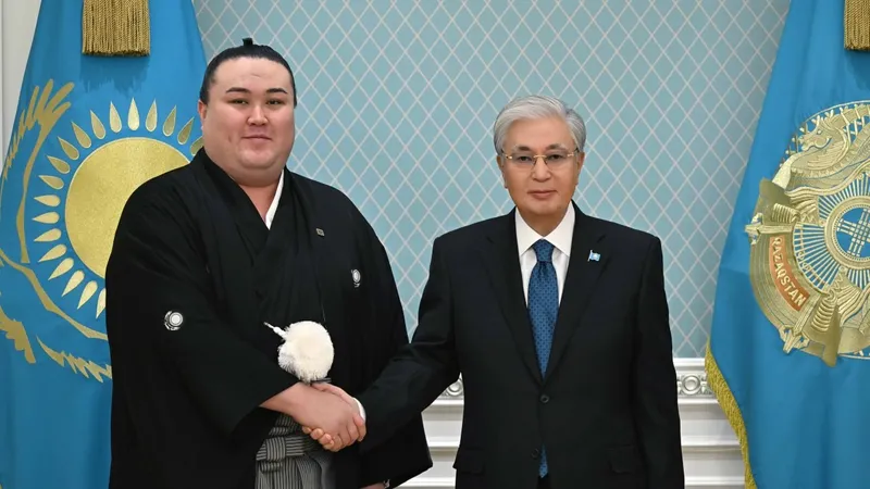 президент Казахстана Касым-Жомарт Токаев и сумоист Ерсин Балтагул