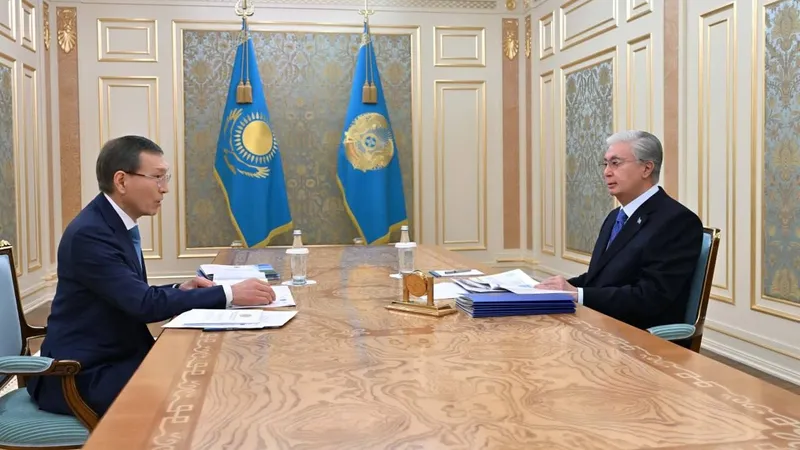 президент Казахстана Касым-Жомарт Токаев, глава ЦКР Нурлан Абдиров