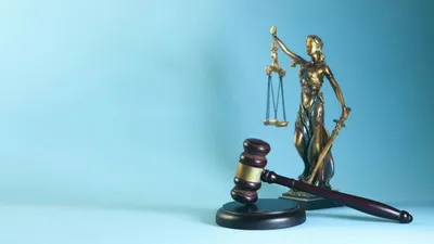 Зал суда, суд, молоток судьи, судья, приговор, решение суда, судебный процесс, зачитывание приговора, правосудие, закон, законы, судебная система 