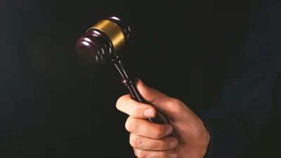 Зал суда, суд, молоток судьи, судья, приговор, решение суда, судебный процесс, зачитывание приговора, правосудие, закон, законы, судебная система 