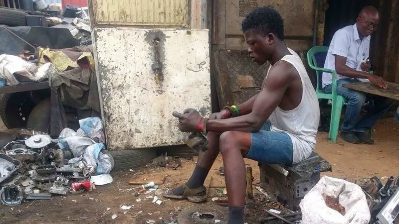 мужчина, мусор, свалка