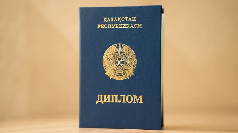 Выпускники вузов, вручение дипломов, диплом о высшем образовании