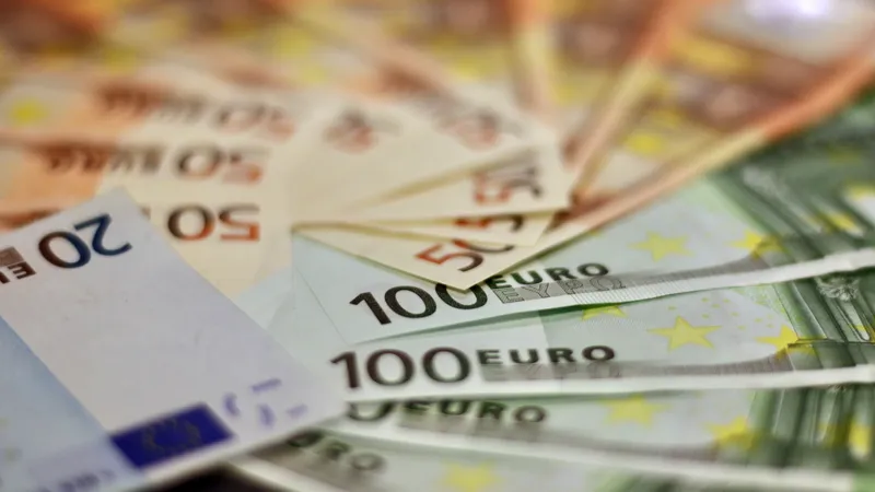 Евро, европейская валюта, евро банкноты, курс евро