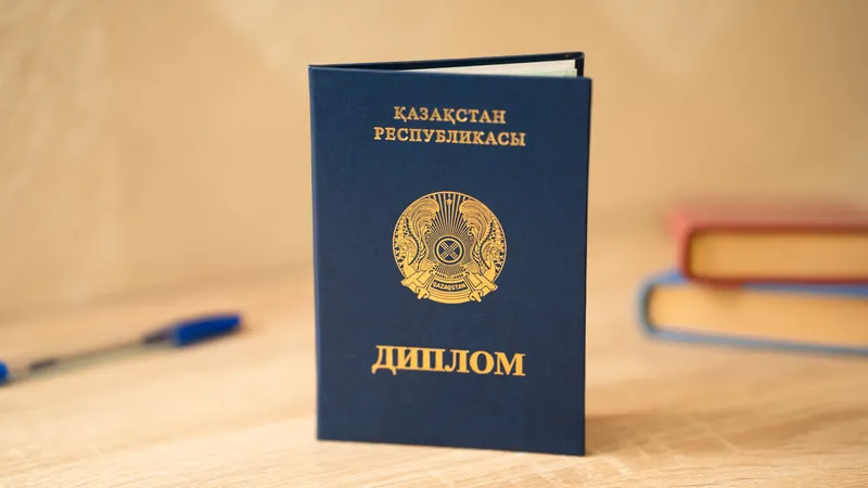 Выпускники вузов, вручение дипломов, диплом о высшем образовании