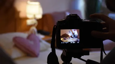 Человек с фотоаппаратом, тайная съемка в комнате