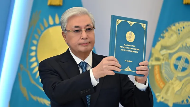 Президент РК Касым-Жомарт Токаев с новой Конституцией