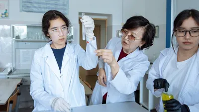 Медицинский колледж, студенты и преподаватель