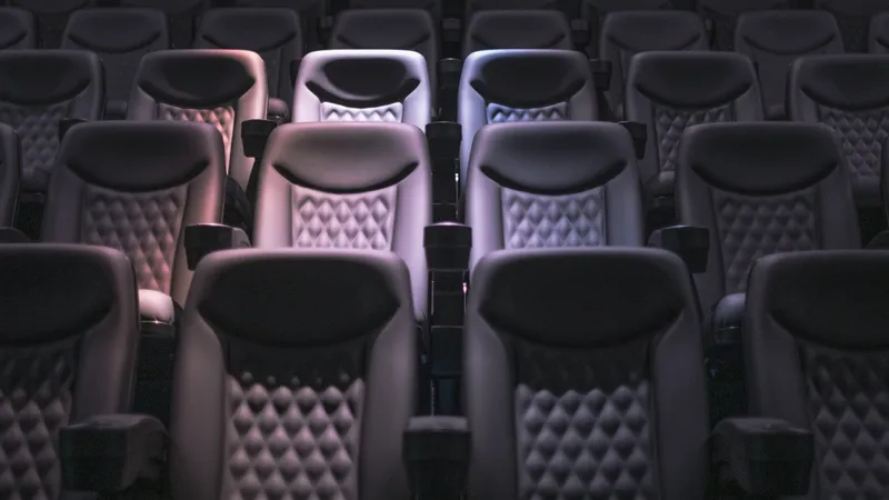 Кинотеатр, кинозал, кресла в кинозале