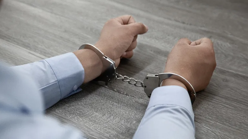 задержание, наручники