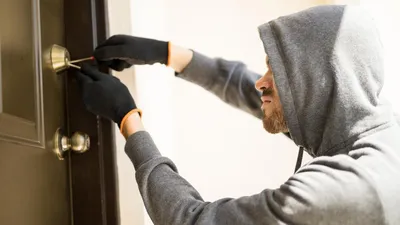 преступник, грабитель