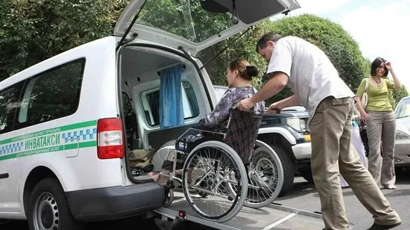 Инватакси, женщина в инвалидном кресле