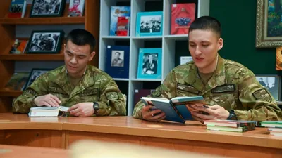 Военнослужащие в библиотеке