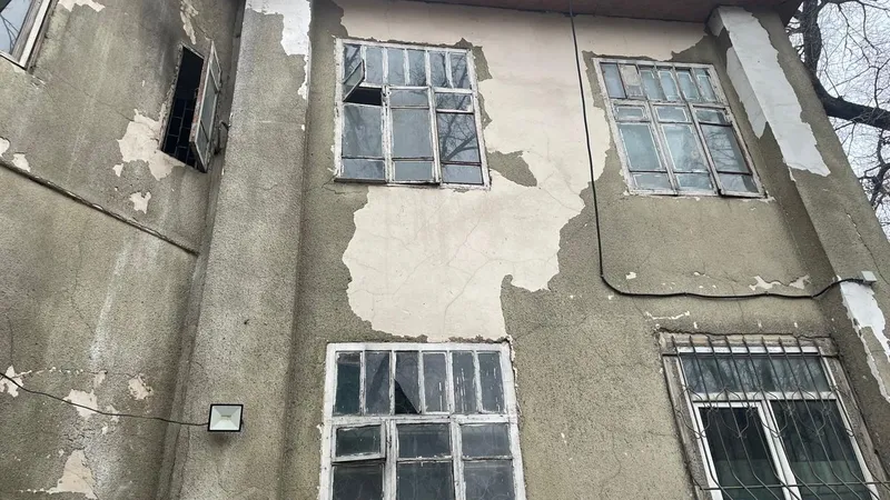 Аварийное здание, старый дом