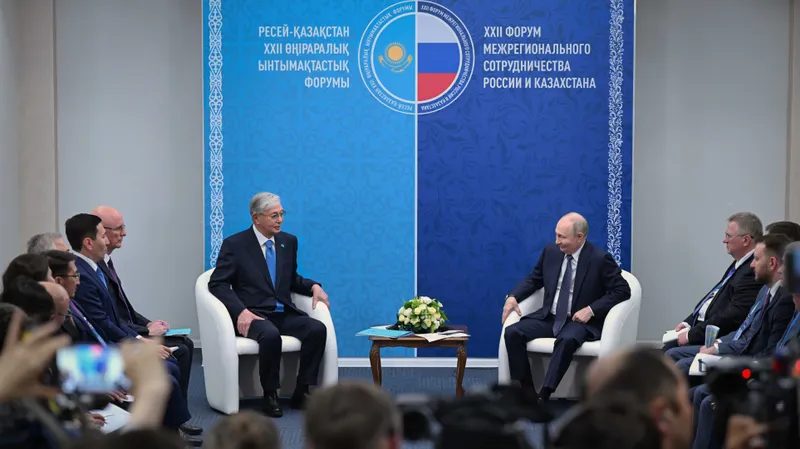 президент Казахстана Касым-Жомарт Токаев, президент России Владимир Путин