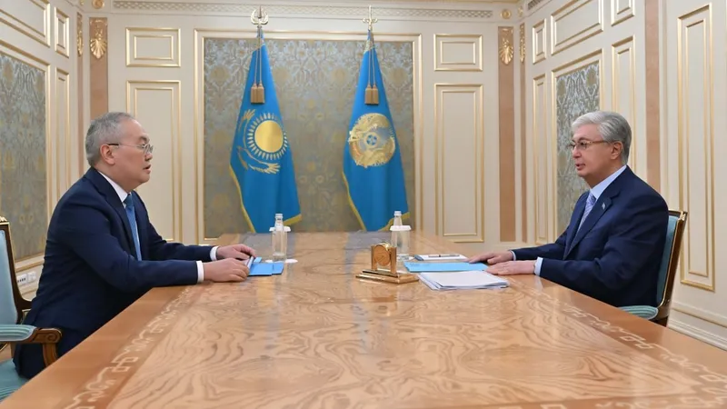 президент Казахстана Касым-Жомарт Токаев, глава АФМ Жанат Элиманов