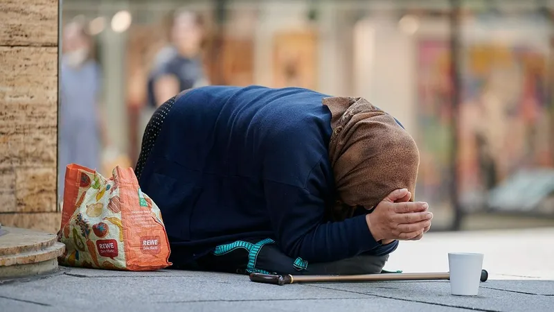 милостыня, нужда