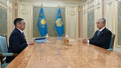 президент Казахстана Касым-Жомарт Токаев и министр культуры и информации Арман Кырыкбаев