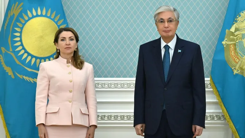президент Казахстана Касым-Жомарт Токаев, генсекратерь Международной организации по русскому языку Наталья Бочаровка