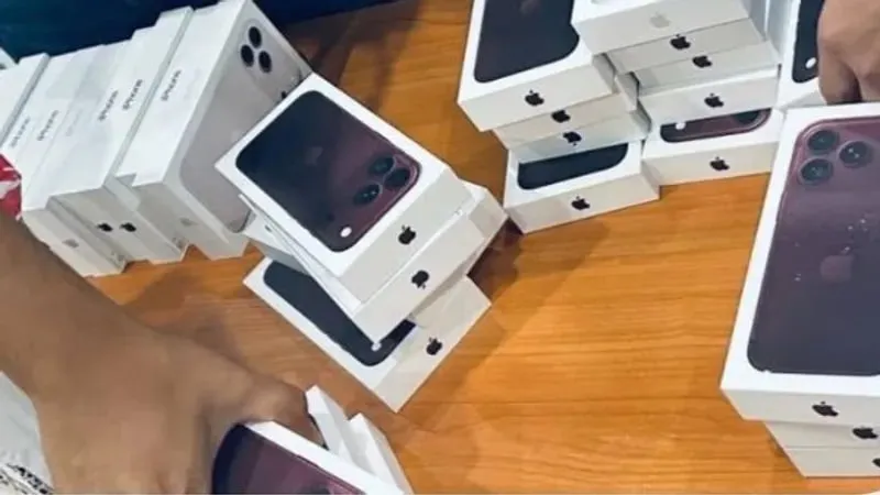На таможне в Астане выявили сотни незаконно ввезенных iPhone 18