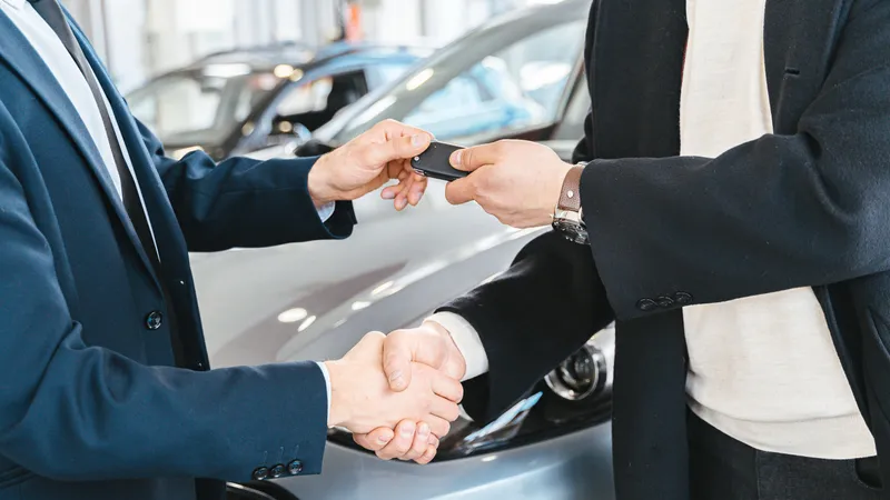 Покупка автомобиля, передача ключей, автосалон