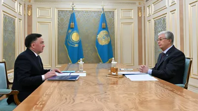 президент Казахстана Касым-Жомарт Токаев и председатель Верховного суда Асламбек Мергалиев