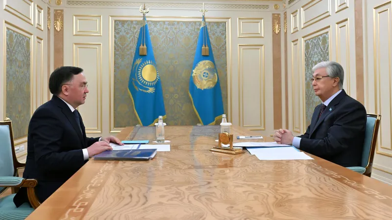 президент Казахстана Касым-Жомарт Токаев и председатель Верховного суда Асламбек Мергалиев